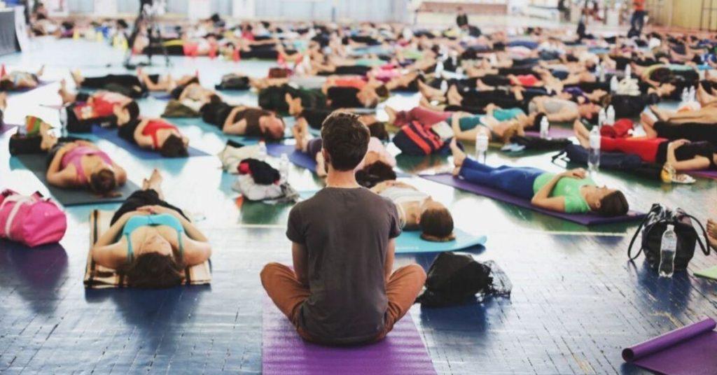 10 THINGS TO BRING TO YOGA CLASS