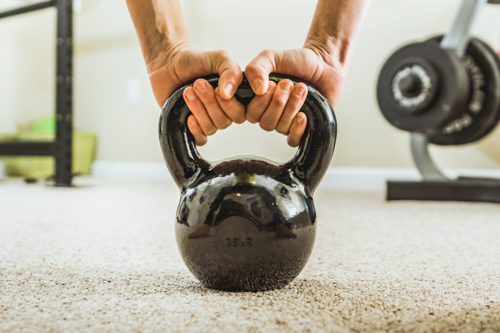 exercising-with-kettlebell-at-the-gym_t20_lRajeQ