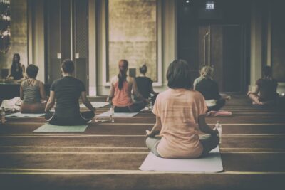 morning-yoga-fitness-group-class_t20_KyLvgx