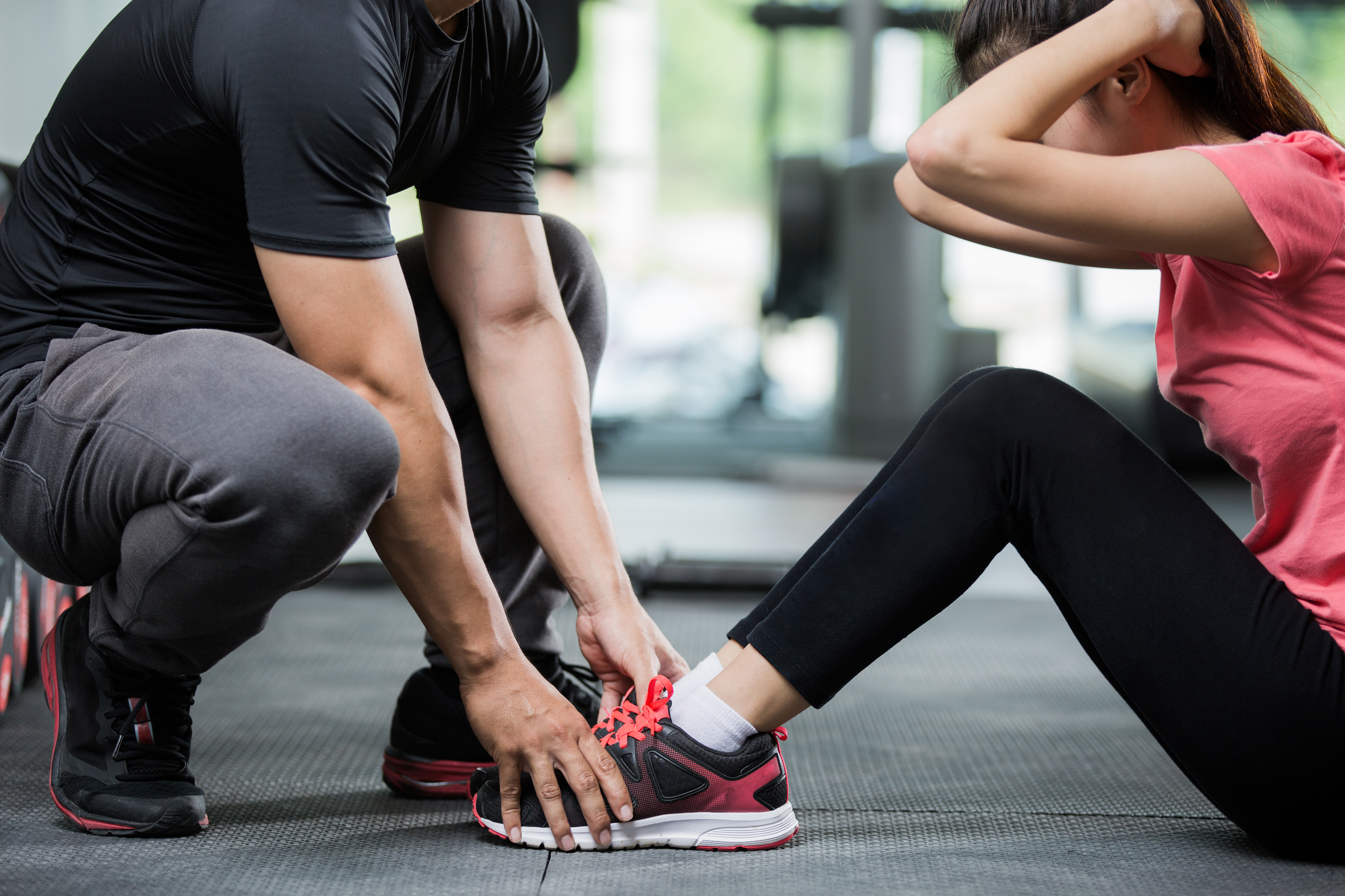 Personal trainer using fitness coaching app on tablet